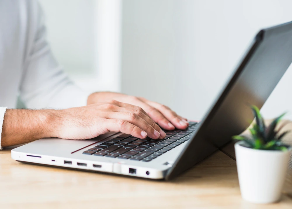 assistant administratif à domicile, saisie sur ordinateur portable à Marseille