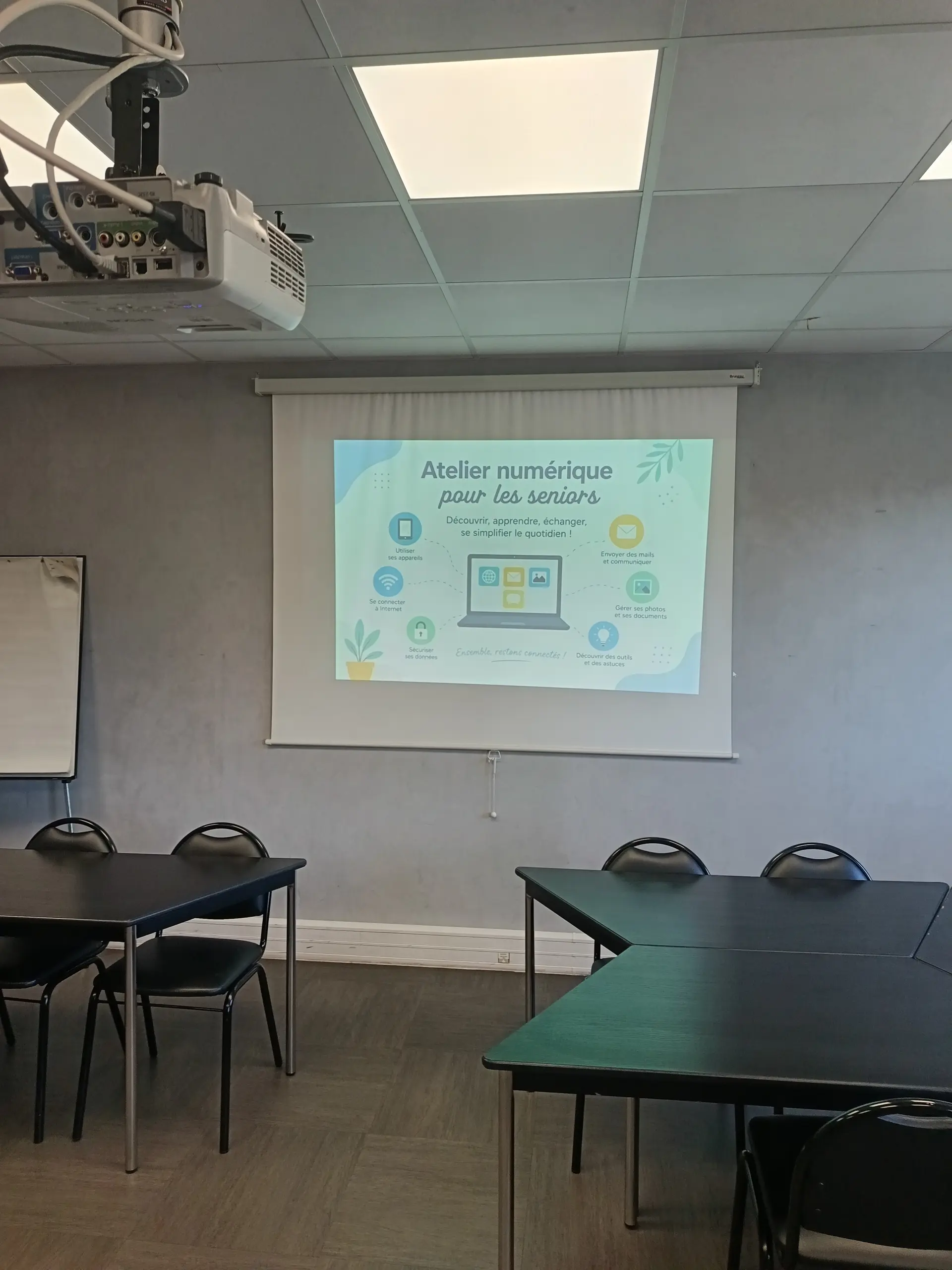 Salle de formation prête pour un atelier d'autonomie numérique pour seniors à Marseille